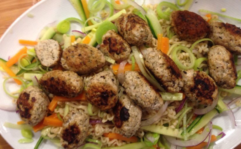 Asiatiske fiskeboller med&nbsp;nudelsalat