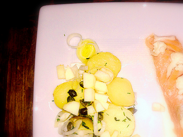 Laks 40 grader, lun potetsalat med eple og&nbsp;pepperrotkrem