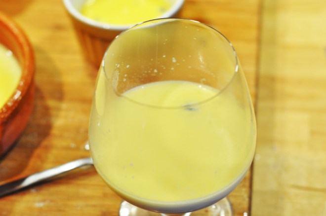 hvit sjokolade og blue castelloe panna cotta_ferdig_før_stivning