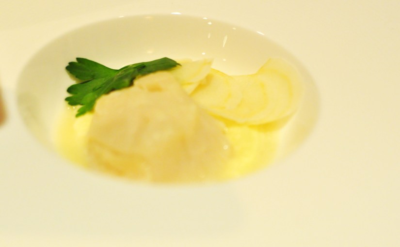 Dampet kamskjell i sin egen kraft med persillerot puree og syltet&nbsp;persillerot