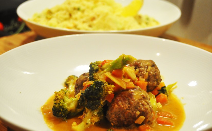 Kjøttboller med cous-cous, rosiner, pistasj, geitemelk og&nbsp;grønnsaker