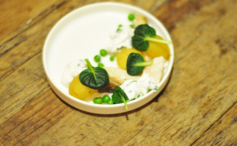 Røkt makrell med poteter, erter og&nbsp;persillerømme