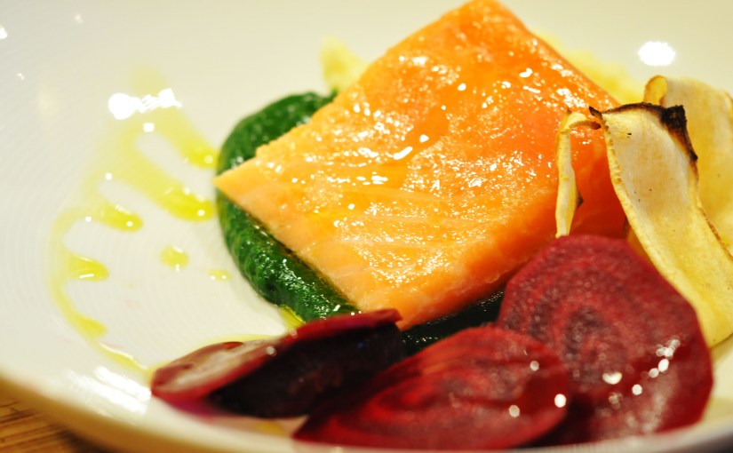 Sous vide laks med spinat puré, bakte og syltede rødbeter, pastinakk puré og ovnstekt&nbsp;pastinakk