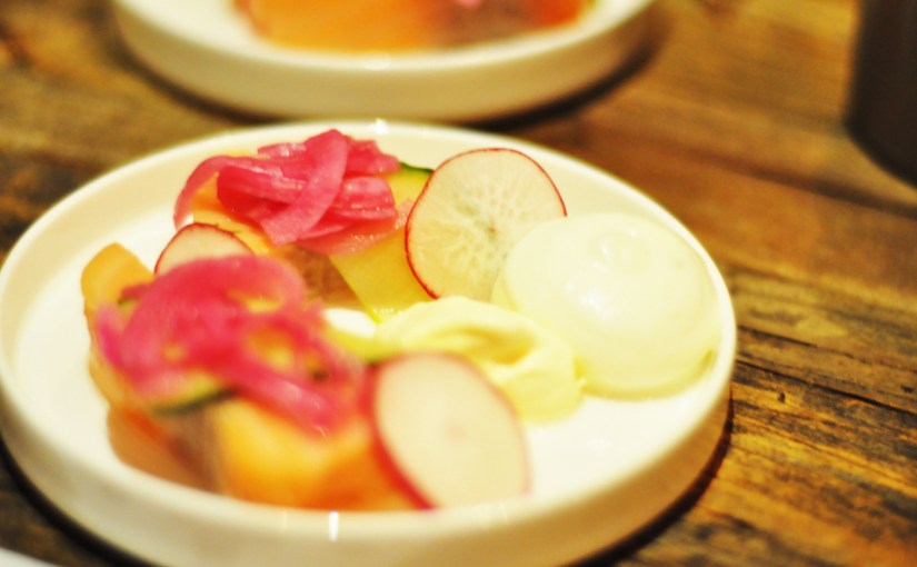 Syltet laks med syltede grønnsaker, rørosrømme med pepperrot og&nbsp;fennikelskum