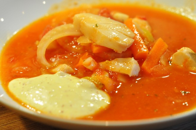 tomatisert fiskesuppe med aioli ferdig