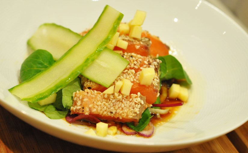 Laks tataki med eple, fennikel, feldsalat, rødløk og&nbsp;ponzusaus