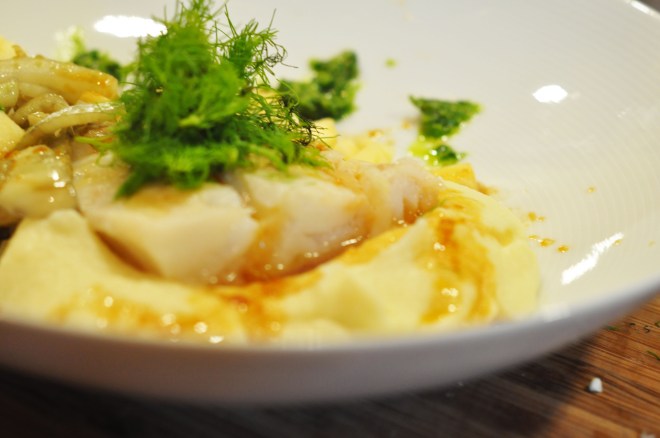 sous vide torsk med blomkål fennikel ramsløk pesto og soyasmør (4)