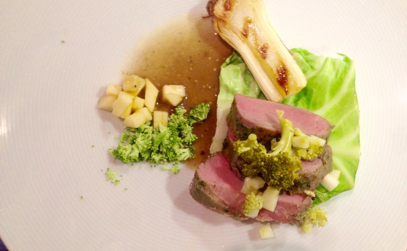 Sous vide svin indrefilet med grillet purre og sommerkål, røyket eple og&nbsp;soppbuljong