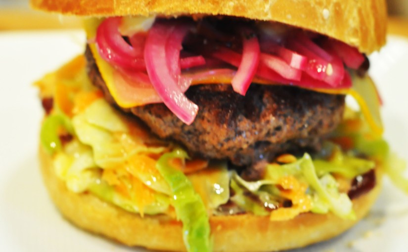 Røyket hamburger med coleslaw, ridderost og hjemmelaget&nbsp;hamburgerbrød