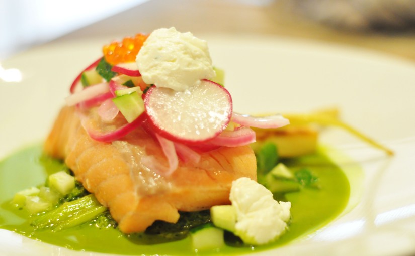 Laks med sommerens grønnsaker og&nbsp;fetakrem