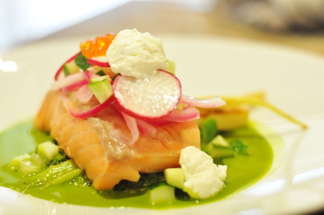 laks med grønnkål, syltet rødløk, sitronmarinert agurk, fetakrem, ørretrogn og pastinakk (1)