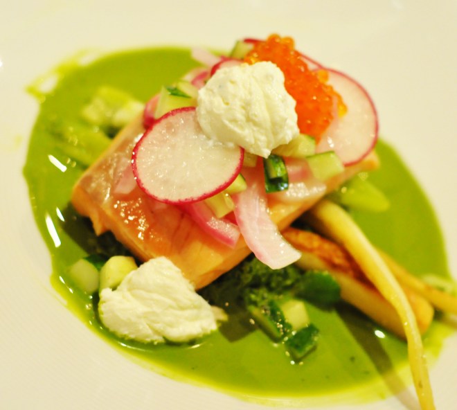 laks med grønnkål, syltet rødløk, sitronmarinert agurk, fetakrem, ørretrogn og pastinakk (2)