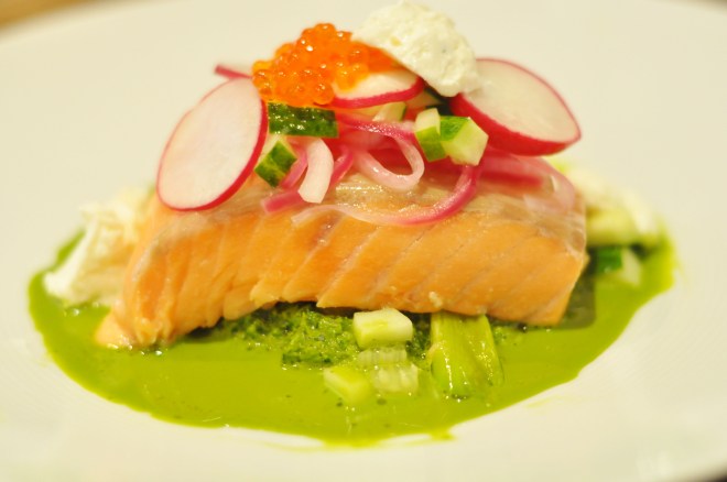 laks med grønnkål, syltet rødløk, sitronmarinert agurk, fetakrem, ørretrogn og pastinakk (5)