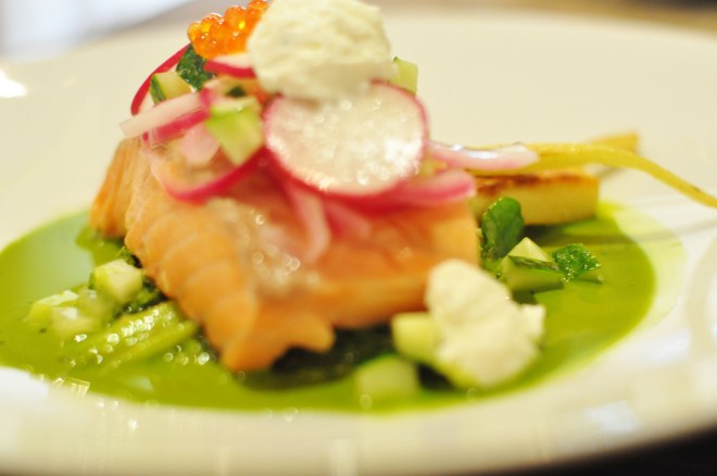 laks med grønnkål, syltet rødløk, sitronmarinert agurk, fetakrem, ørretrogn og pastinakk (7)