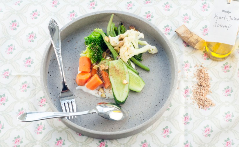 Lun grønnsakssalat med pepperrot&nbsp;yoghurt