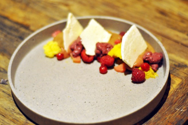 sjokoladeparfait med sommerbær, marengs, pistasjsand, blåbærkrem, fltende ripsgele (4)