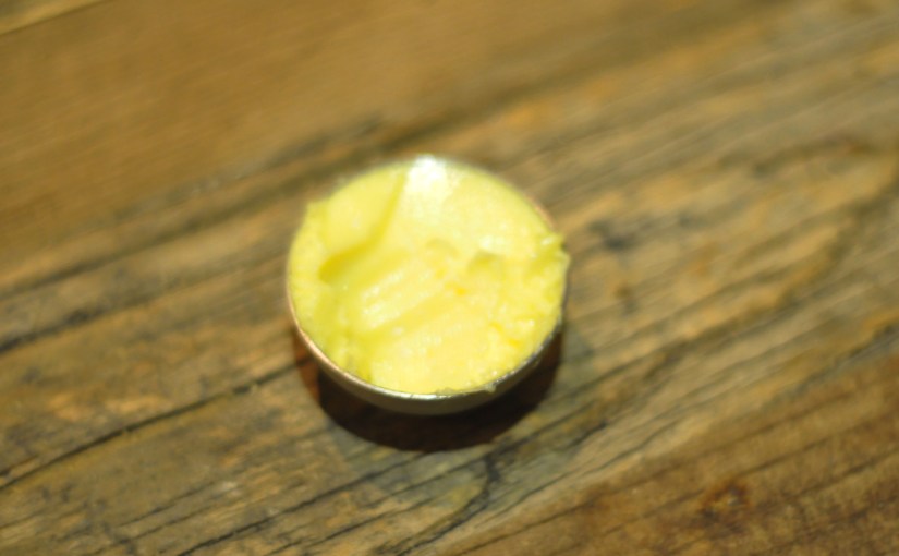 Fem retters meny – Oppstart – Grytebrød og smør kjernet av&nbsp;rørosrømme