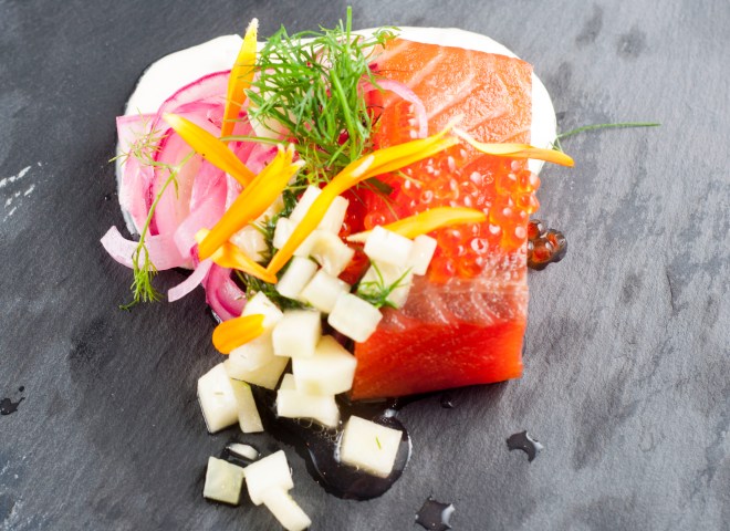 gravet laks med syltet løk og pepperrotkrem (12)