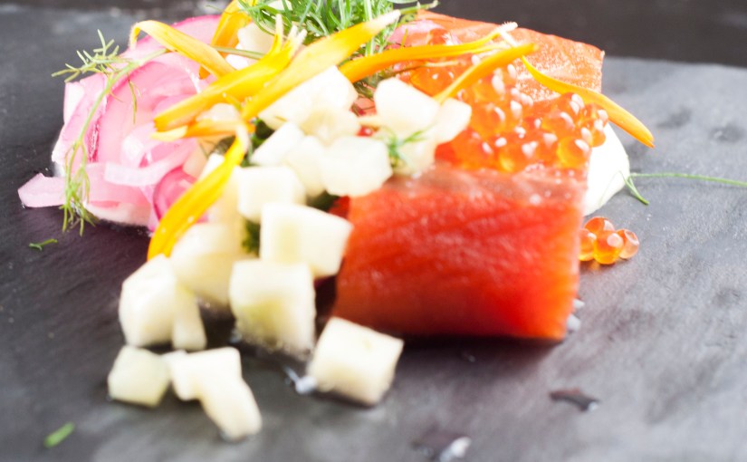 Gravet laks med pepperrotkrem, syltet rødløk, epler og&nbsp;agurk