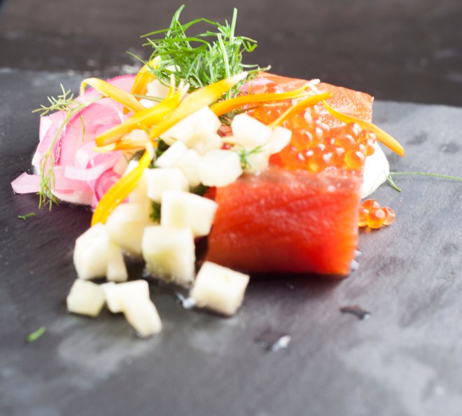 gravet laks med syltet løk og pepperrotkrem (4)