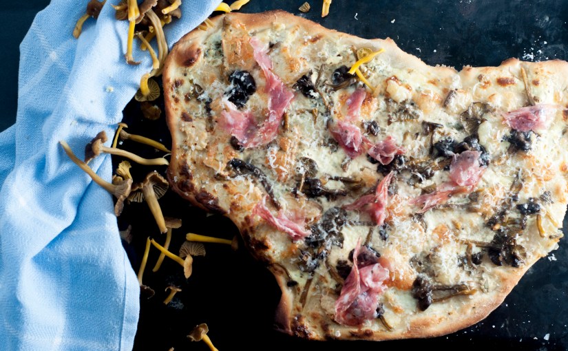 Hvit pizza med nyplukket traktkantarell og&nbsp;talleggio