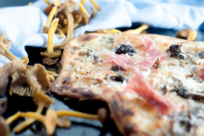 hvit pizza med traktkantarell og talleggio (23)_2