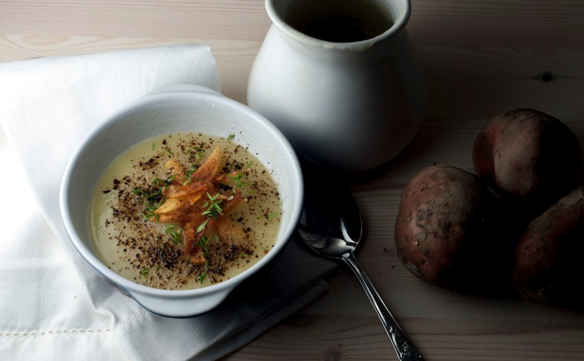 Potetsuppe med knasende sprø&nbsp;potetstenger