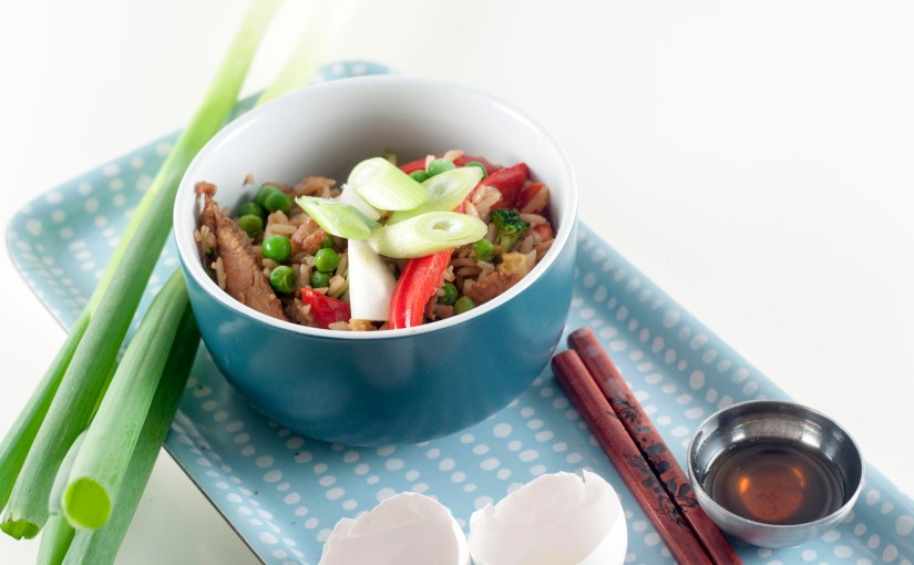 Egg fried rice av fullkornsris med kjøleskapsrester