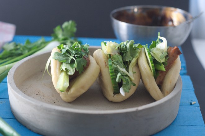 Steamed buns med grillet asparges og chili syltet nykål (105)