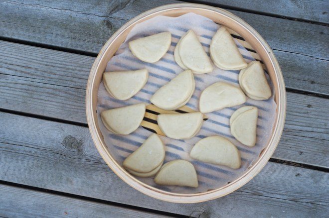 Steamed buns med grillet asparges og chili syltet nykål (3)