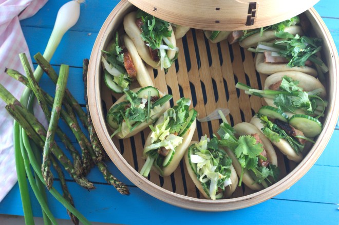 Steamed buns med grillet asparges og chili syltet nykål (35)