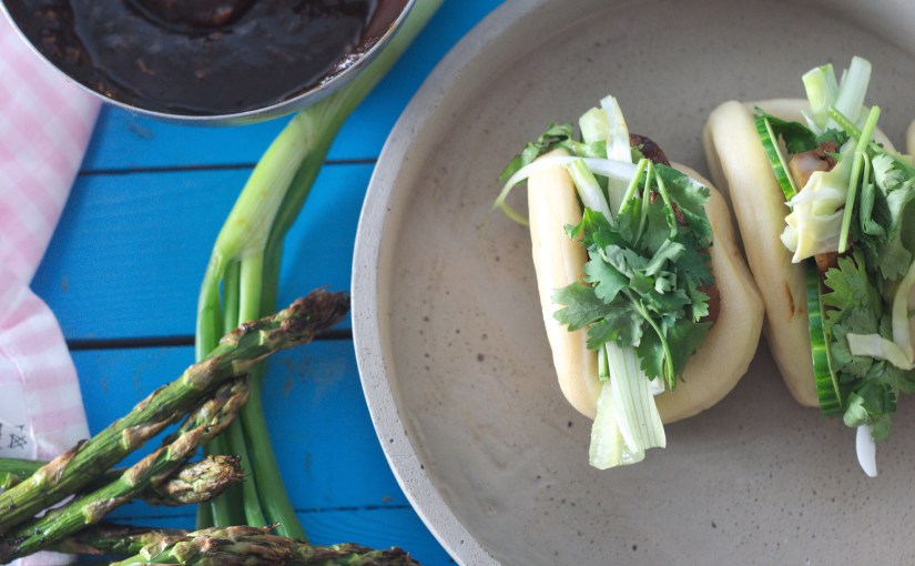Steamed buns med chilisyltet nykål og grillet asiatisk&nbsp;svin