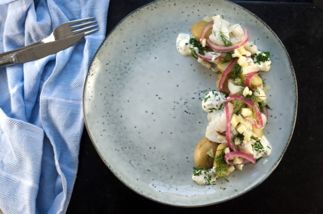 steinbitsalat med syltet rødløk og nypoteter (3)