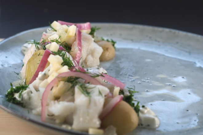 steinbitsalat med syltet rødløk og nypoteter